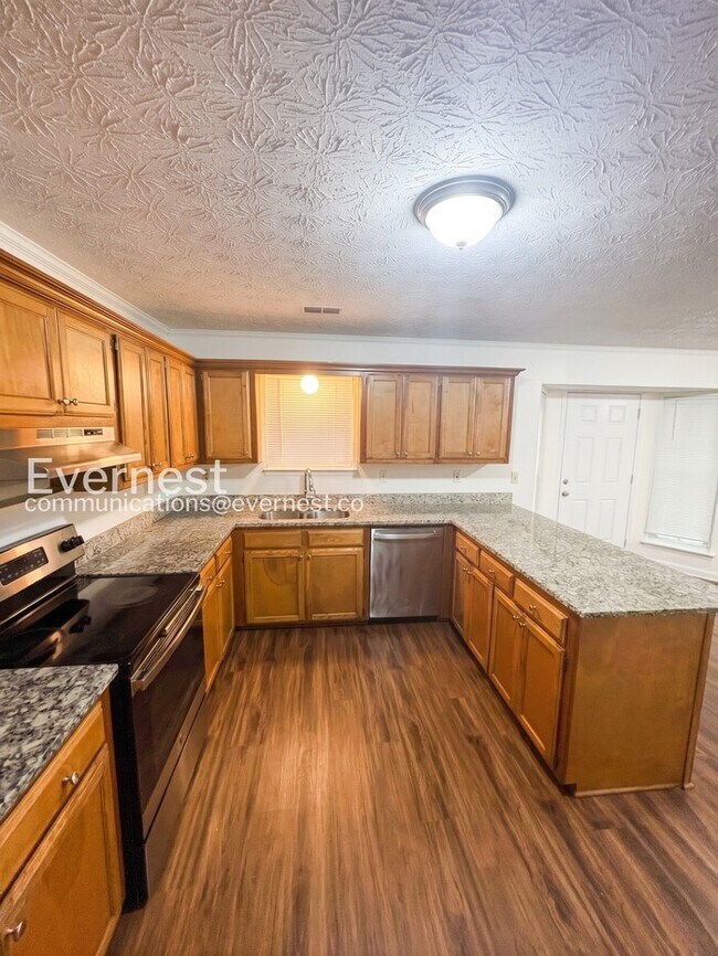 Building Photo - Spacious  Home with Deck, Patio, and Garage! / 3 Bed, 2 Bath / Available now!
