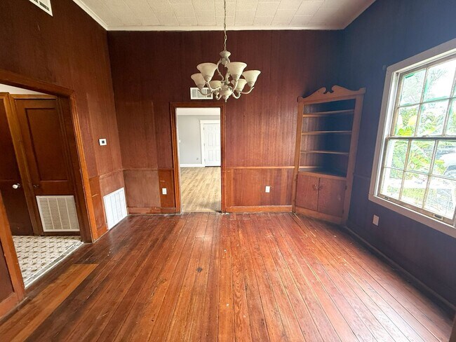 Building Photo - Historic 2-Bed Home in Downtown LC with Original Hardwood Floors and High Ceilings