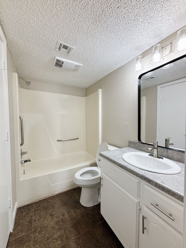 Building Photo - Spacious 1 Bedroom Duplex, 2 car garage