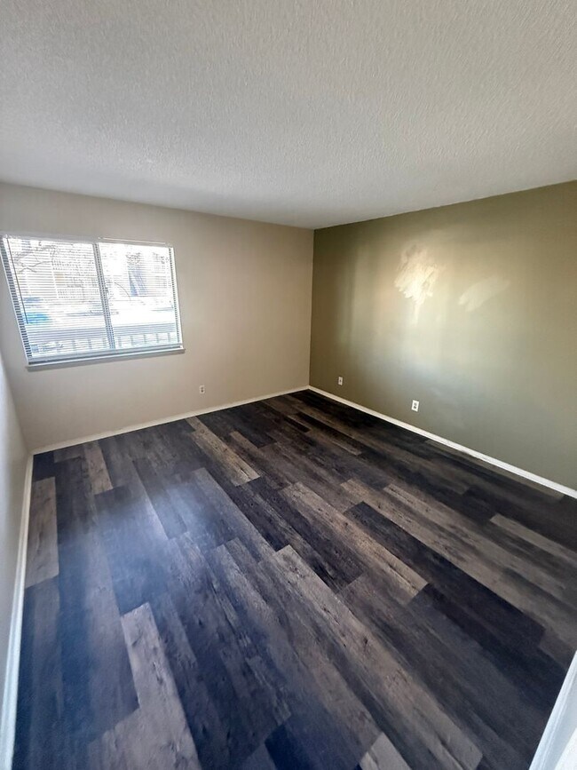 Building Photo - Updated first-floor condo - 1 bed 1 bath