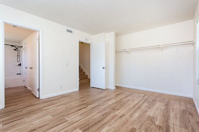 Building Photo - Charming Remodeled Townhome!