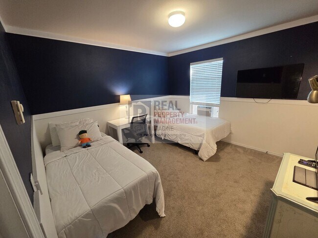 Building Photo - Check Out This Adorable 2.0 bedroom, 2.5 b...