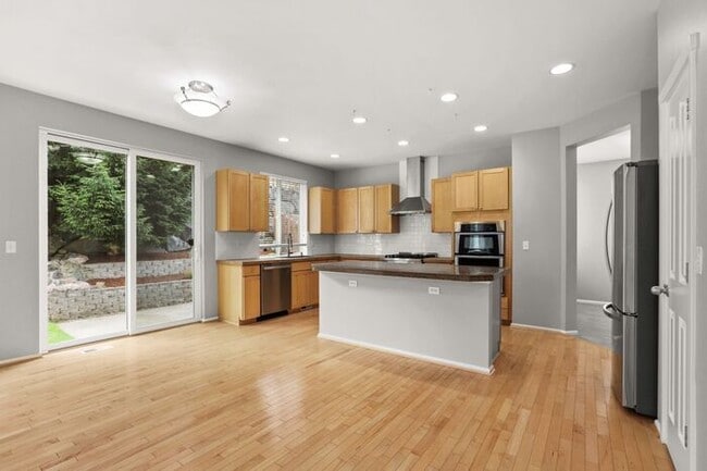 Building Photo - Gorgeous Modern Air Conditioned Home in Ga...