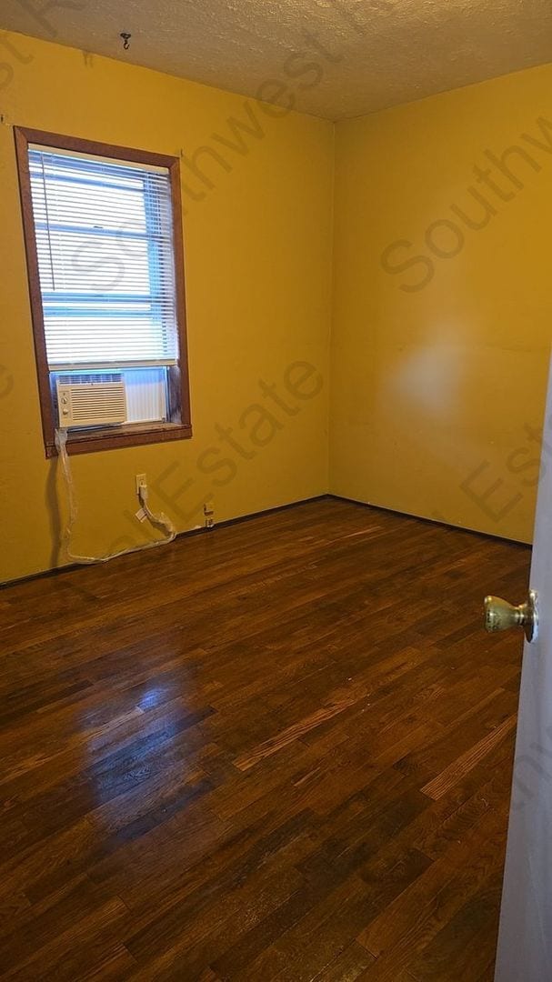 Building Photo - Spacious 2 bedroom 1 bath with large garage.