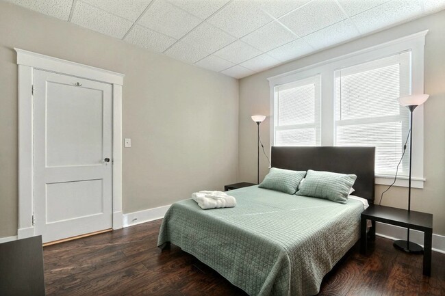 Building Photo - Large Downtown 3BR/2BA House For Rent Walk...