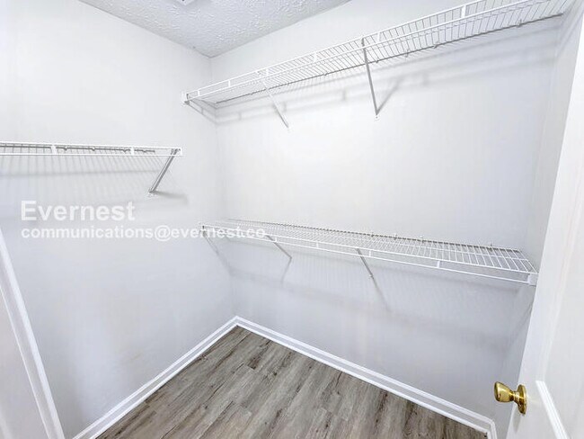 Building Photo - 707 Cloverdale Dr