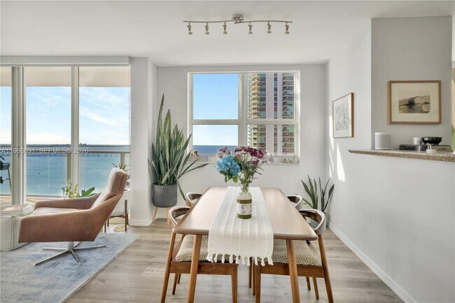 Building Photo - 1155 Brickell Bay Dr