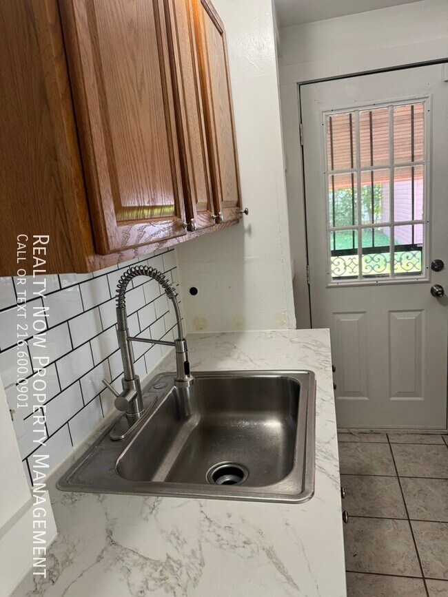 Building Photo - 3373 Colwyn Rd