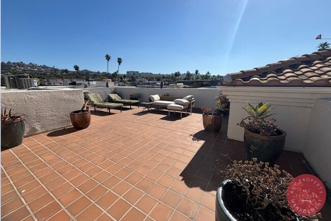 Building Photo - Charming 3-Bedroom Condo in the Heart of L...