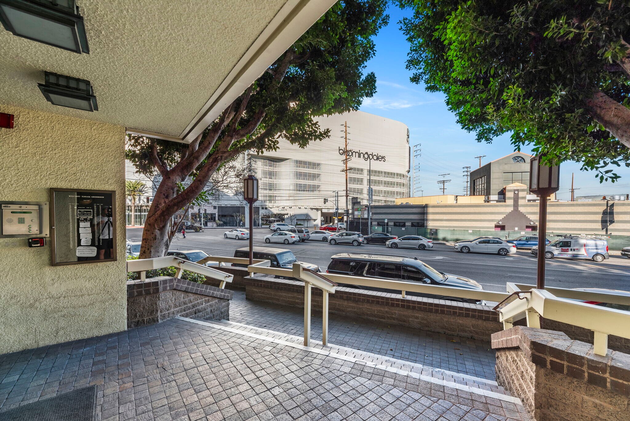 Building Photo - 321 S San Vicente Blvd