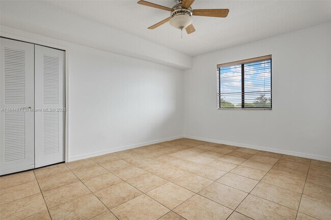 Building Photo - 9340 Fontainebleau Blvd