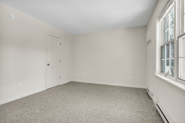 Building Photo - 19 Brantwood Dr