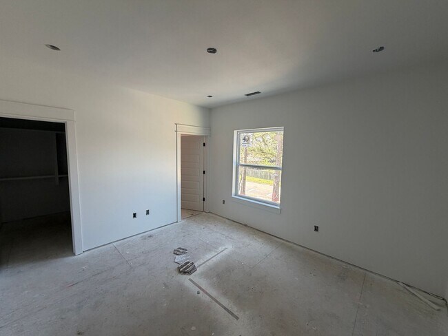Building Photo - 904 N Sang Ave