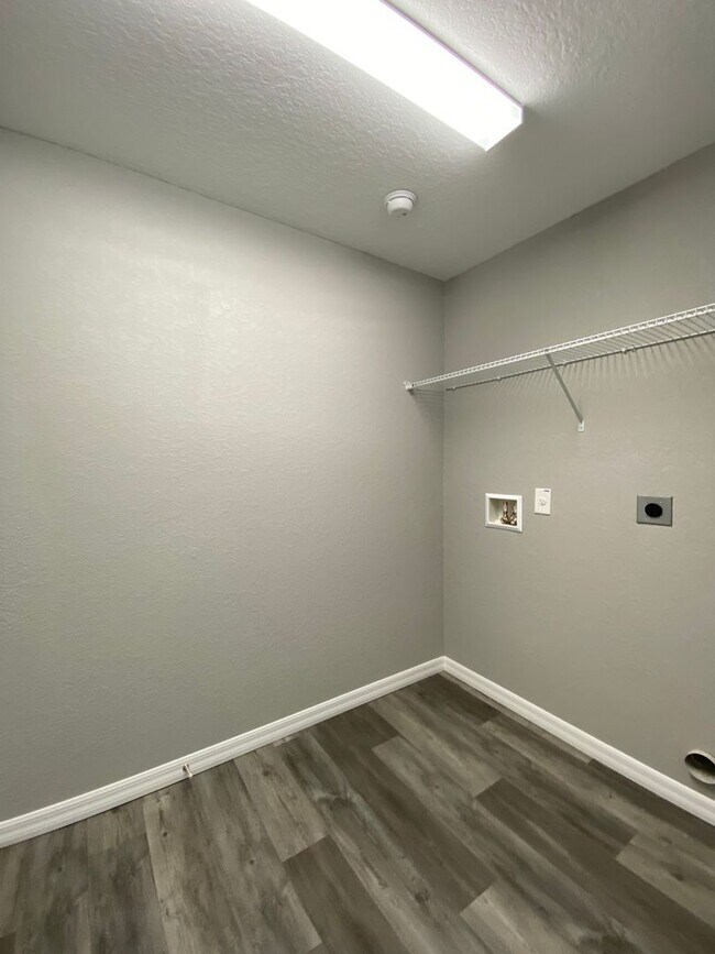 Building Photo - Beautiful  Home - 3/2/2 **WON"T LAST**