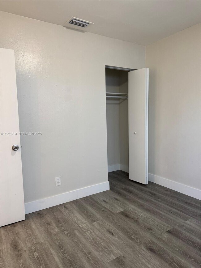 Building Photo - 522 NW 13th Ave