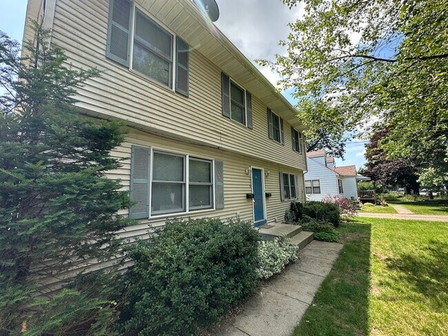 Primary Photo - Nice and Large 3BR/1.5ba unit for rent in ...