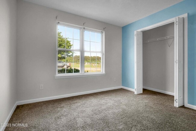 Building Photo - *** November Promotion -- Start lease by D...