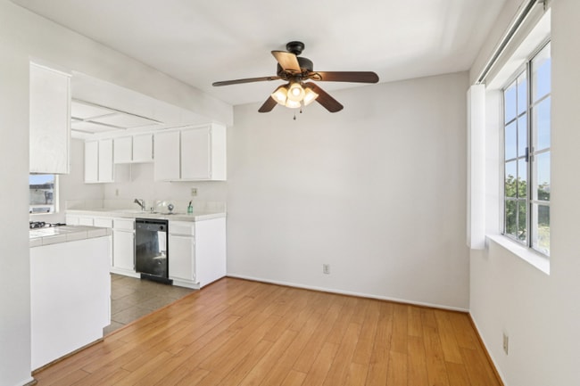 Building Photo - 700 E Cedar Ave