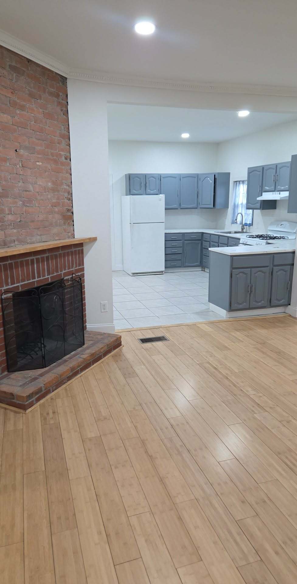 Building Photo - 1110 Lake St