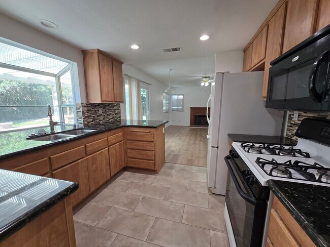 Building Photo - 2602 Overland Ave