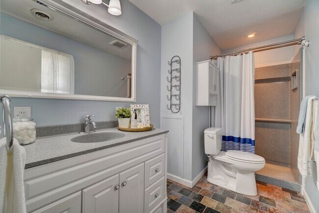 Building Photo - Fabulous 4-Bedroom Great Neck Home Ready 0...