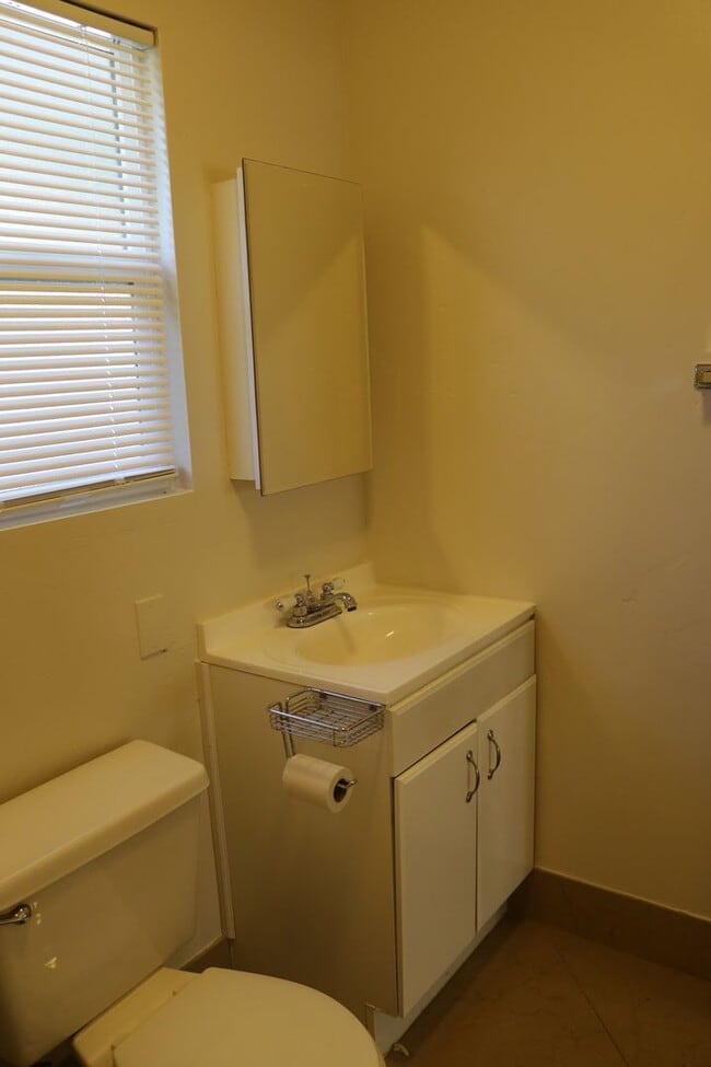 Building Photo - 6 bedroom 2 bath home