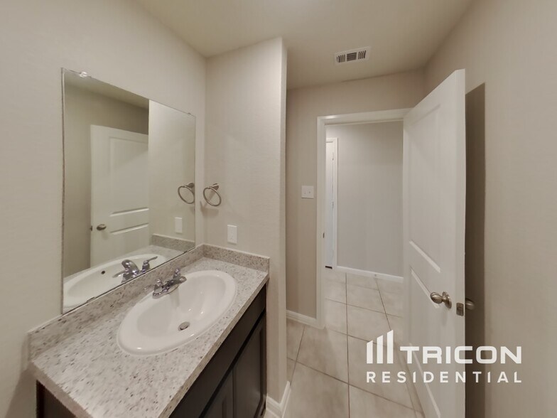 Building Photo - 8832 Ring Gold Dr