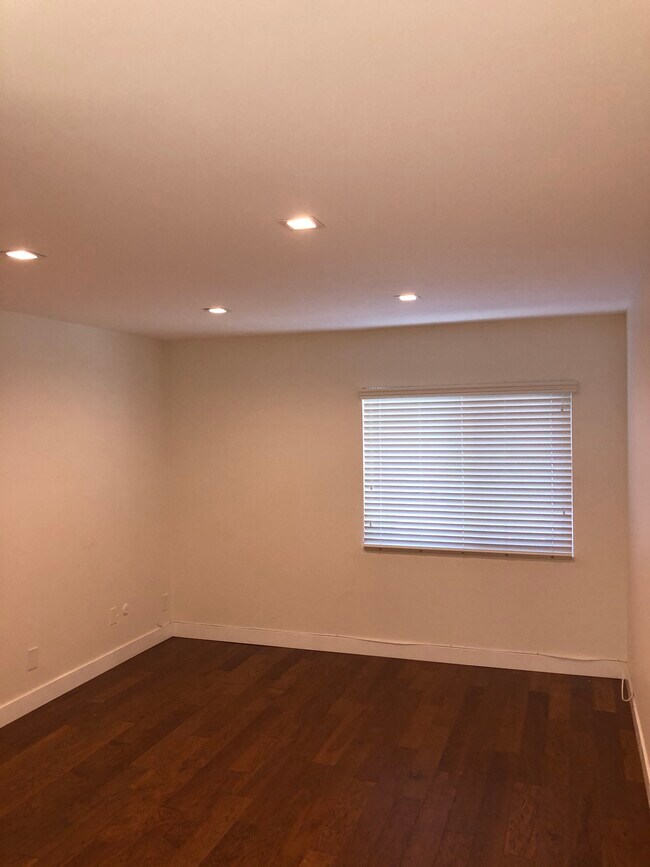 Building Photo - 5460 White Oak Ave
