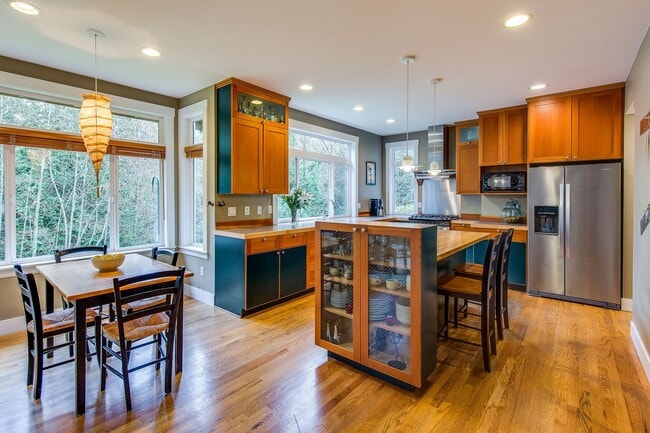 Building Photo - Beautiful Bainbridge Home