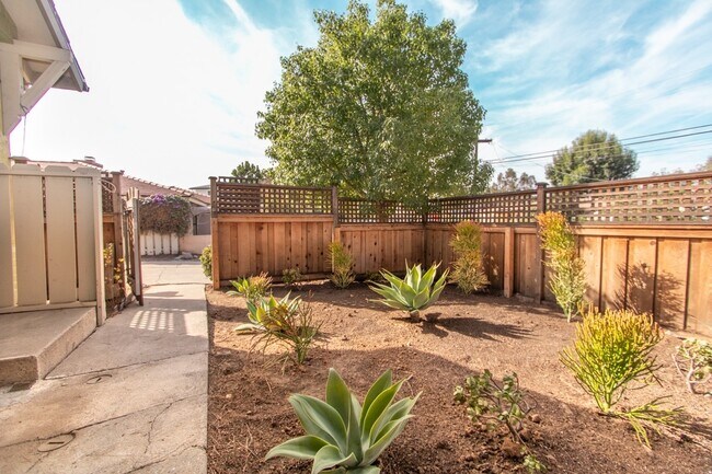 Building Photo - Updated Craftsman 2-Bed / 1-Bath W/ Private Yard/Storage/Washer/Dryer in South Park!