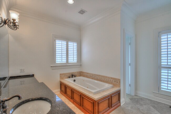 Building Photo - 4335 N Chapel Rd