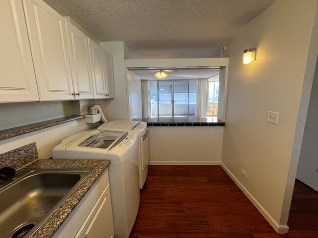 Building Photo - Woodrose (Honolulu) - Basic cable/electricity included!! 2 bedroom, 1.5 bathroom, 1 parking