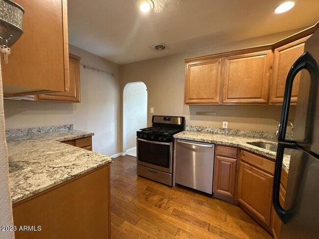 Building Photo - 1501 E Palm Ln