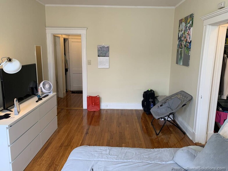Primary Photo - 224 Kelton St