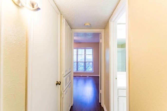 Building Photo - 817 W Rochelle Rd