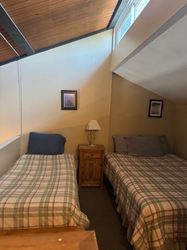 Building Photo - Spacious 2 Bed + Bonus Bedroom, 2 Bath Apa...