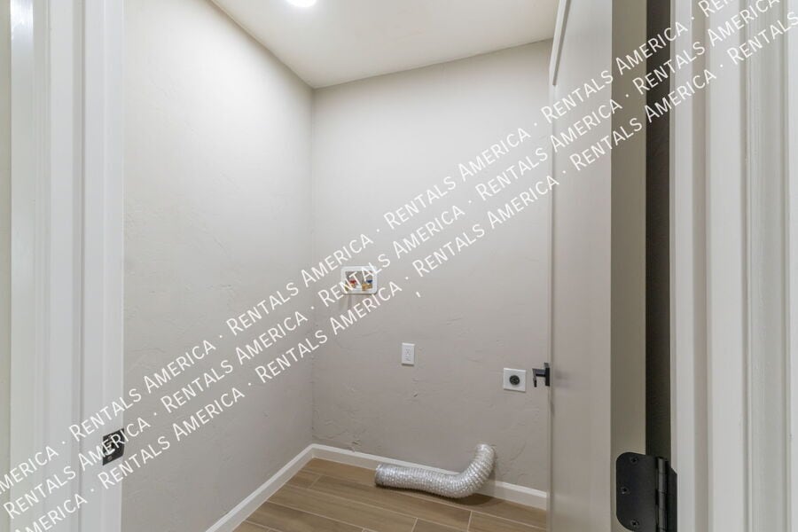 Building Photo - 4733 E 18th St