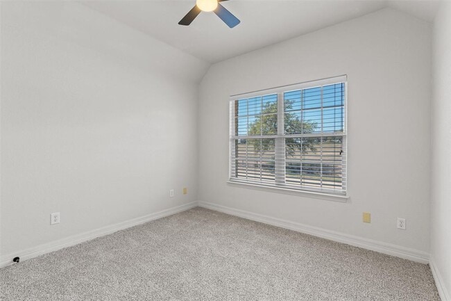 Building Photo - 312 Country Club Dr