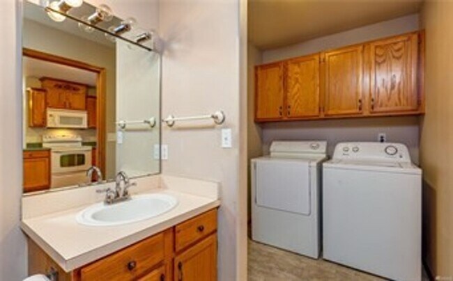 Building Photo - PRELEASING: 4 bdrm/1.5 bath house near WWU Park-N-Ride