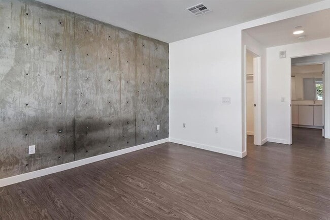 Building Photo - 5750 Hollywood Blvd