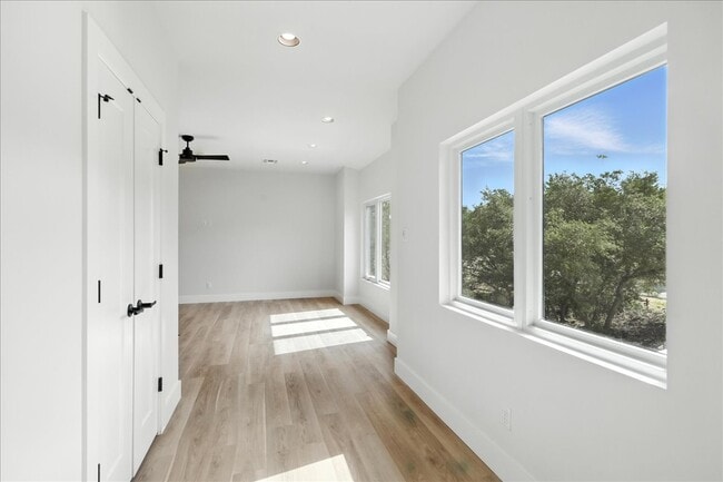 Building Photo - 512 Cowal Dr S