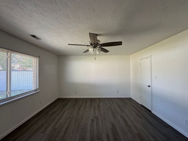 Building Photo - Charming 3 Bed 2 Bath Home with Fenced Yard