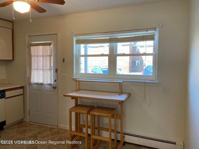 Building Photo - 10 Laurel Pl