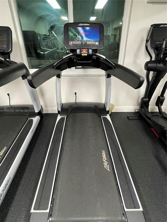 Building Photo - 919 Hillcrest Dr