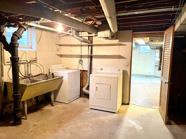 Building Photo - Gorgeous Shoreview House 3BR 1 Bath  Available Early May!