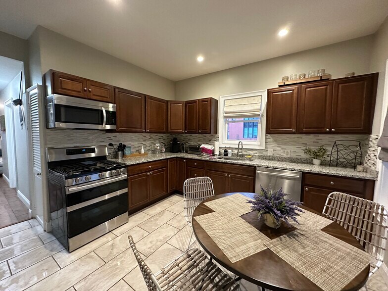 Building Photo - 2 Shelby St