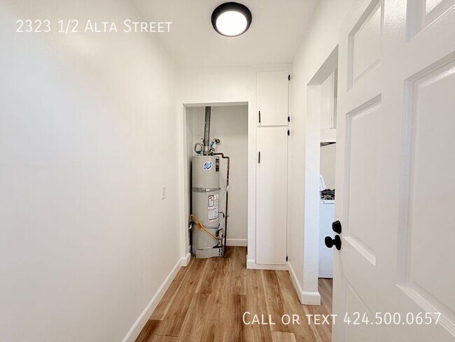 Building Photo - 2323 1/2 Alta Street-