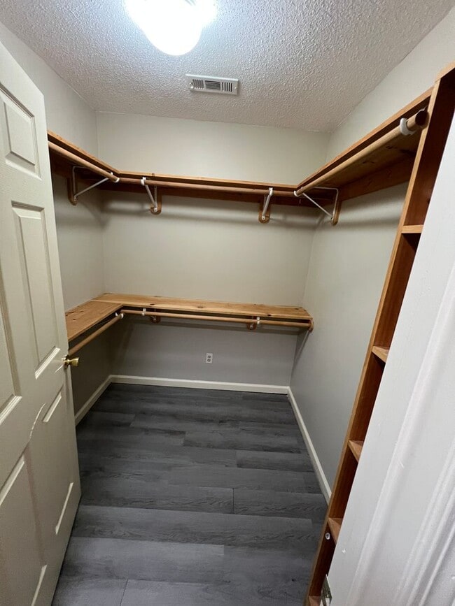 Building Photo - 3 bed 2.5 bath house with multiple bonus rooms!