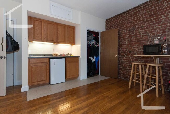 Building Photo - Avl Now! Charming, cozy Studio near Longwo...