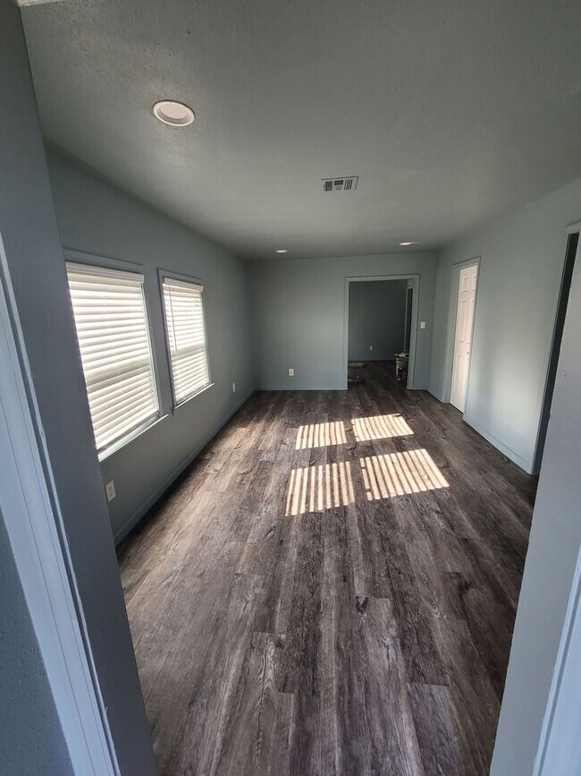 Building Photo - 555 E Harmon Dr